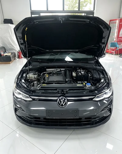 Фото 19 Volkswagen Golf R-Line