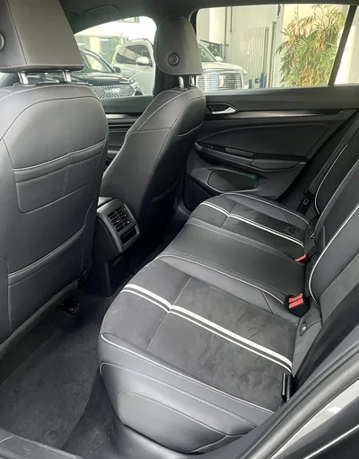 Фото 9 Volkswagen Golf R-Line
